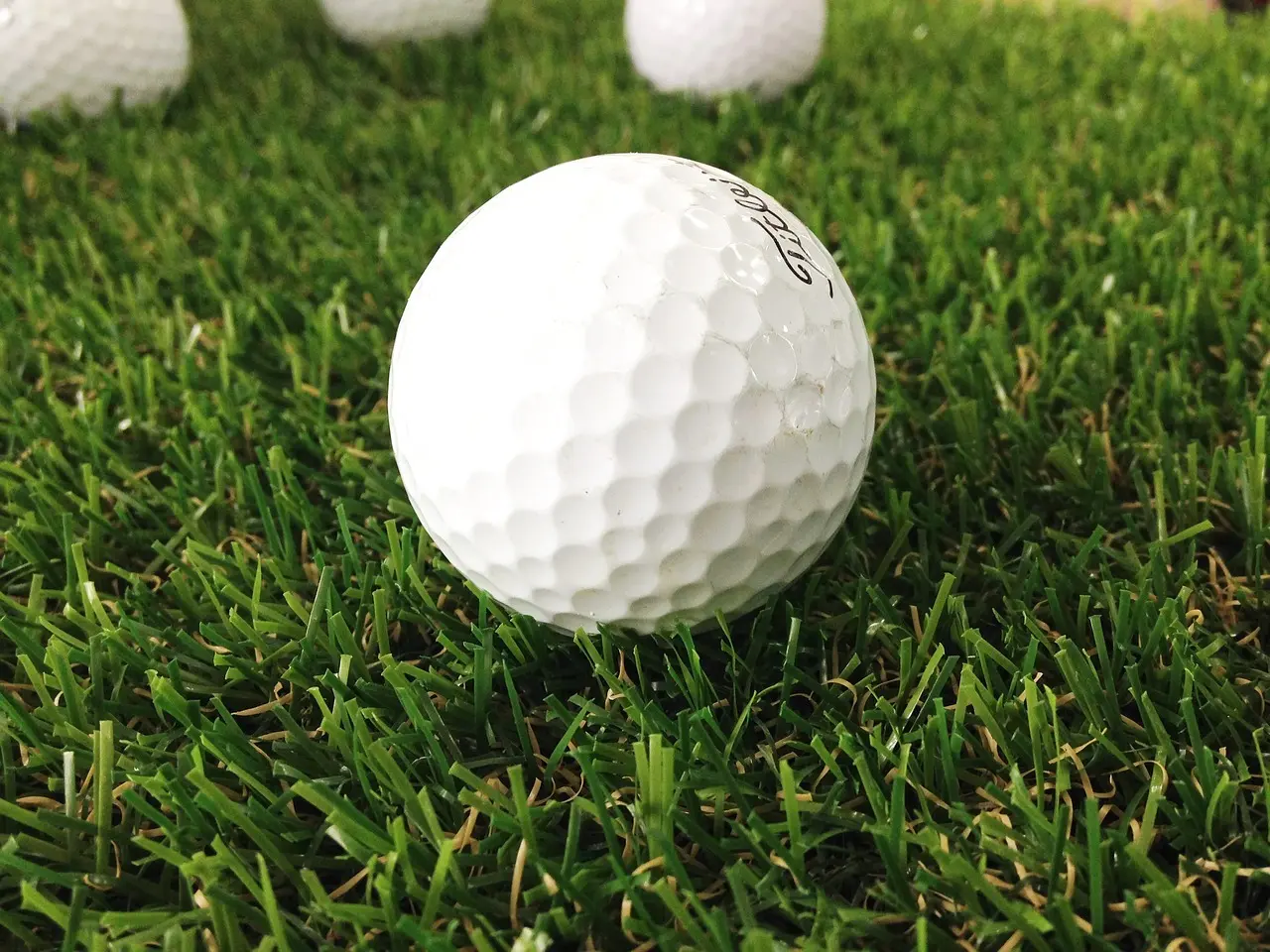 Golfbold på græs